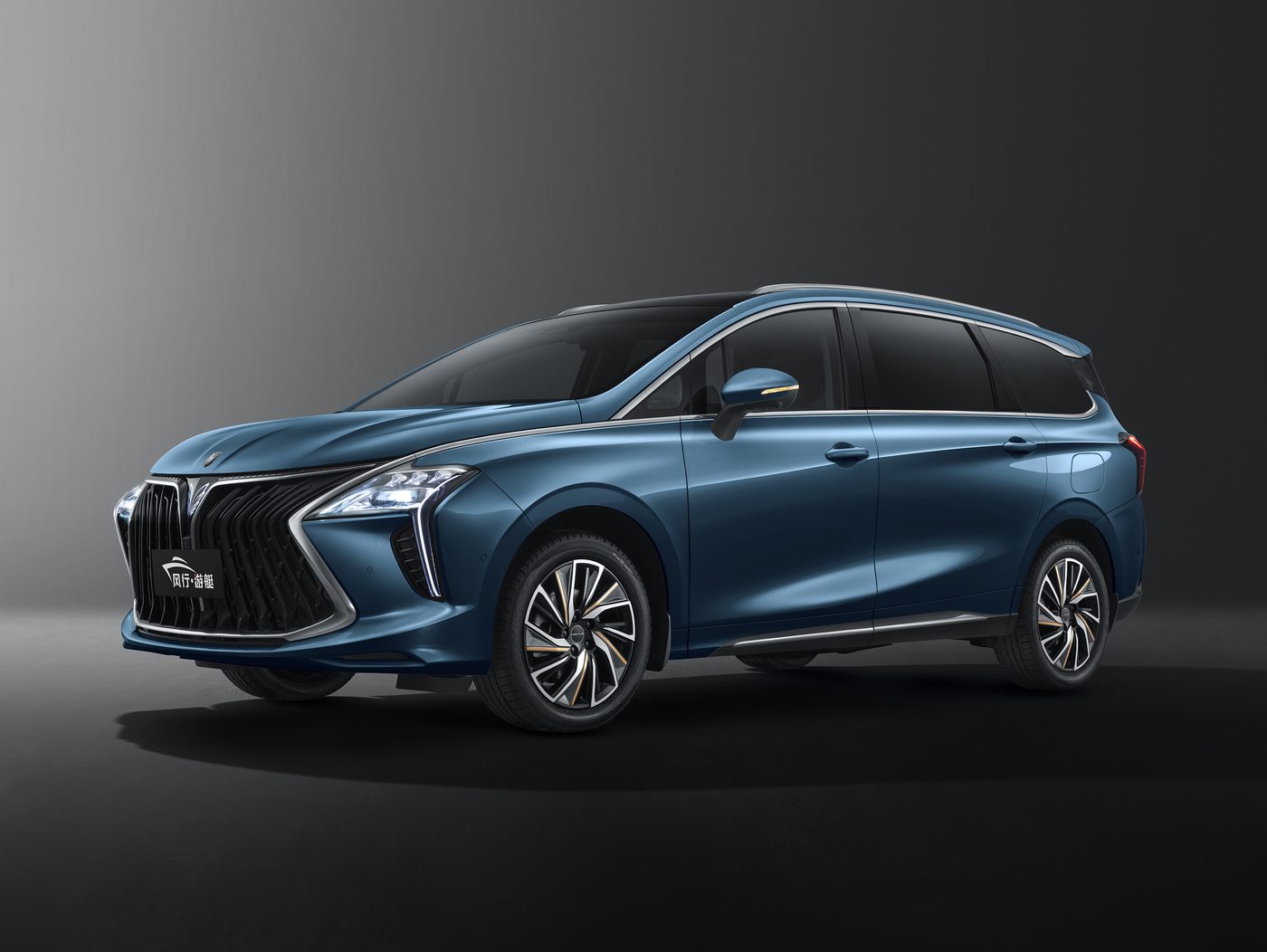 Forthing M4 PHEV în nuanța Jade Green, plafon negru