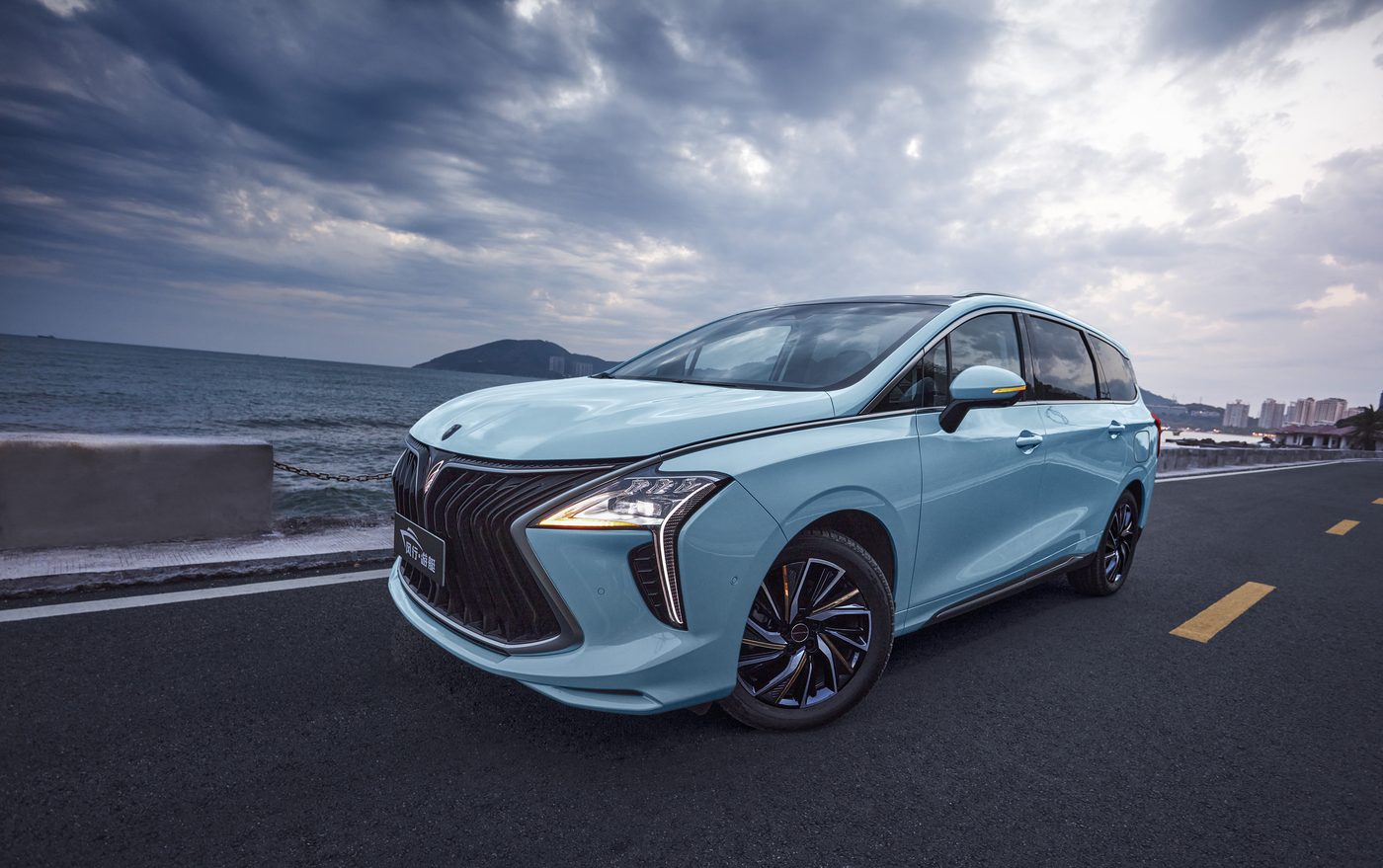 Forthing M4 PHEV pe un drum de coastă, vedere din trei sferturi față