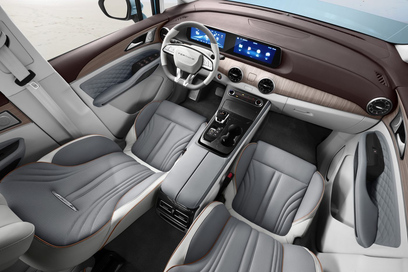 Habitaclul Forthing M4 PHEV văzut de sus, cu planșa de bord și primul rând de scaune