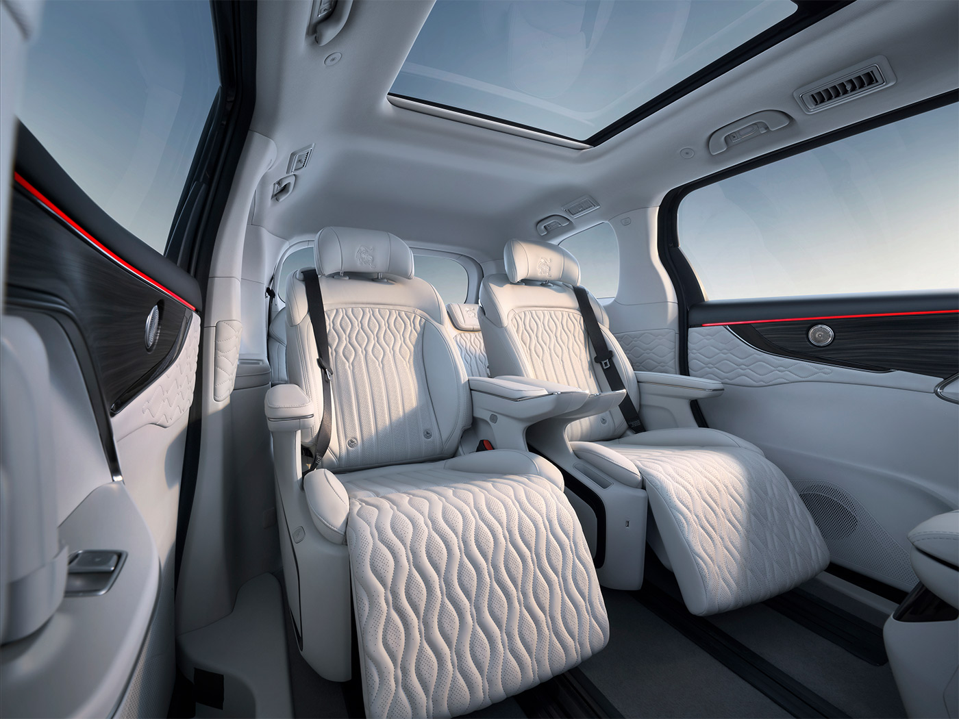 R&acirc;ndul doi din Forthing V9 PHEV, cu două fotolii &bdquo;aviation&rdquo; și cotiere proprii