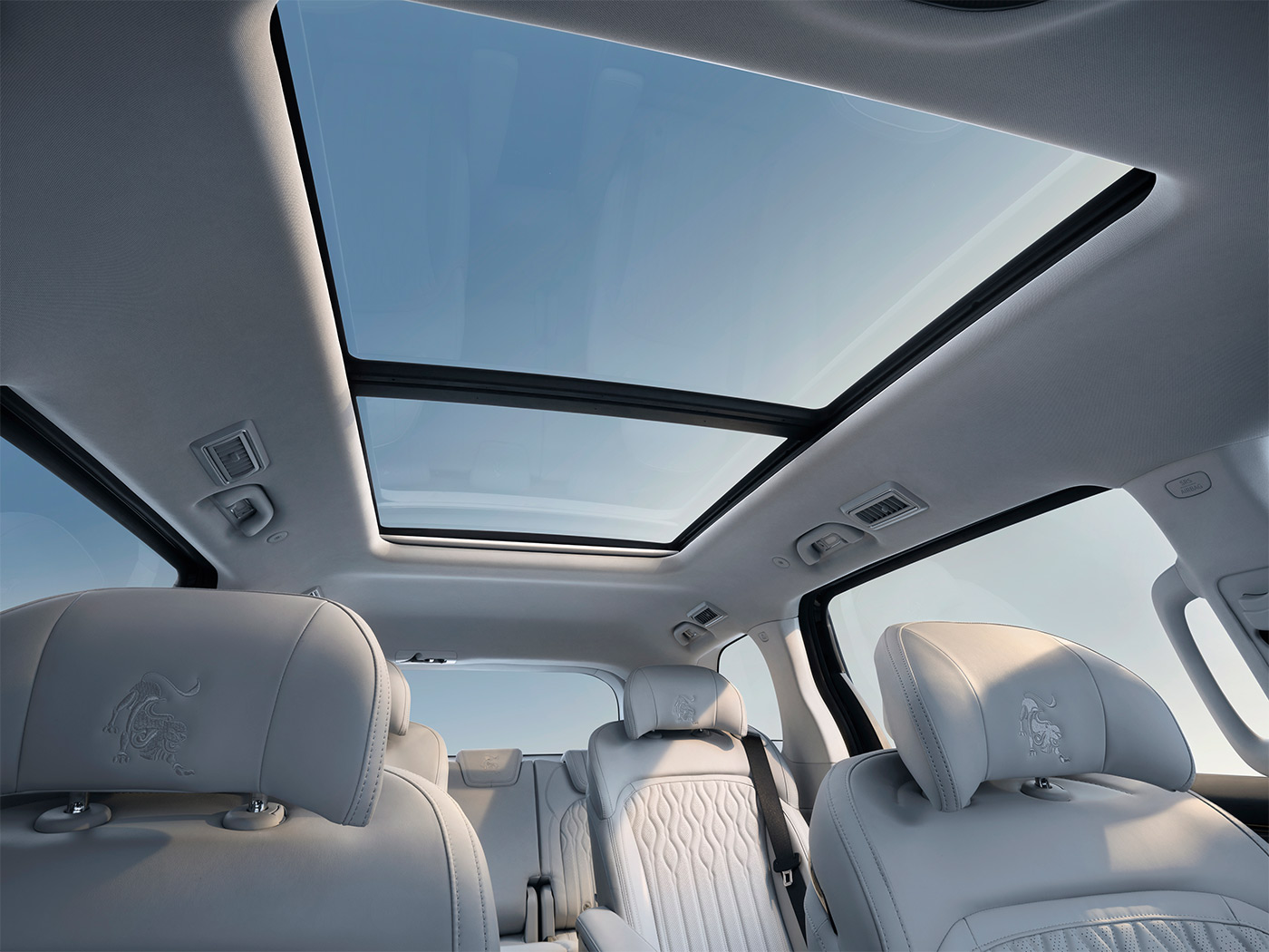 Plafonul panoramic al Forthing V9 PHEV, văzut de pe rândul doi