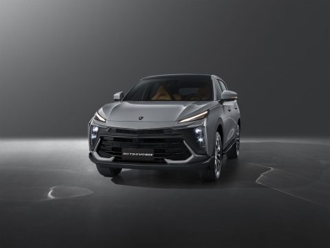 Forthing T5 HEV, vedere frontală cu farurile aprinse