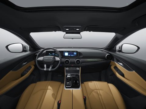 Planșa de bord cu instrumentarul digital și ecranul central