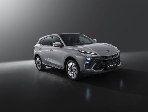 Forthing T5 HEV, vedere din trei sferturi față-dreapta