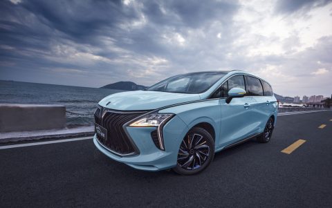 Forthing M4 PHEV pe un drum de coastă