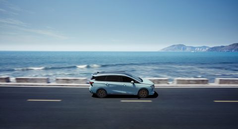Forthing M4 PHEV în mers, pe un drum de lângă mare