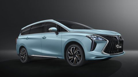 Forthing M4 PHEV în nuanță albastru deschis, vedere din trei sferturi față-dreapta