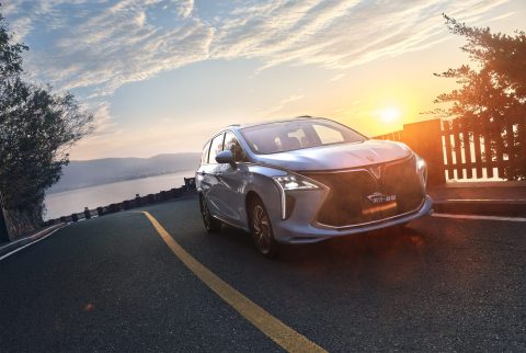 Forthing M4 PHEV pe un drum de coastă, la apus