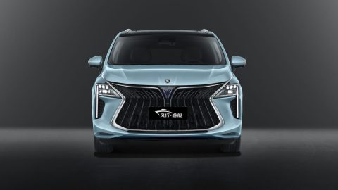 Forthing M4 PHEV, vedere frontală