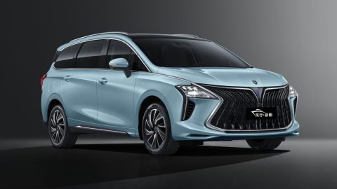 Forthing M4 PHEV, vedere din trei sferturi față