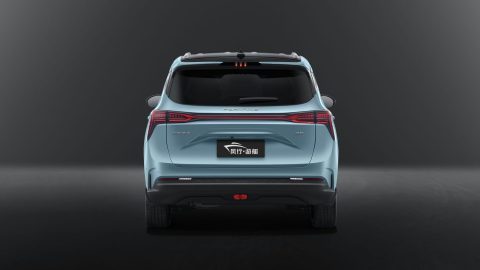 Forthing M4 PHEV, vedere din spate