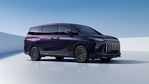 Forthing V9 PHEV, vedere laterală din trei sferturi spate-dreapta