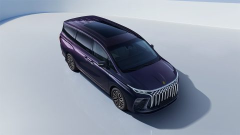 Forthing V9 PHEV văzut de sus, cu plafonul panoramic