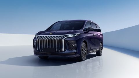 Forthing V9 PHEV, vedere din trei sferturi față-stânga
