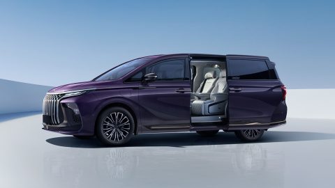 Forthing V9 PHEV cu ușa culisantă laterală deschisă