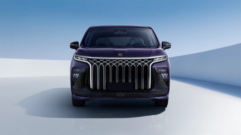 Forthing V9 PHEV, vedere frontală cu grila cromată