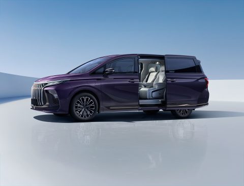 Forthing V9 PHEV, vedere laterală cu ușa culisantă deschisă